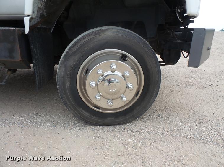 image for item DB8174 2001 Chevrolet C6500 service truck