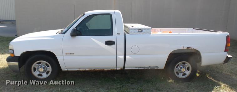 image for item DC1752 2002 Chevrolet Silverado 1500 pickup truck
