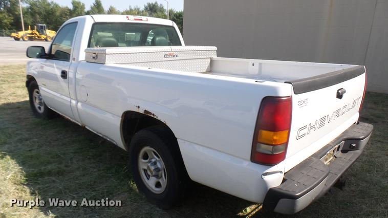 image for item DC1752 2002 Chevrolet Silverado 1500 pickup truck