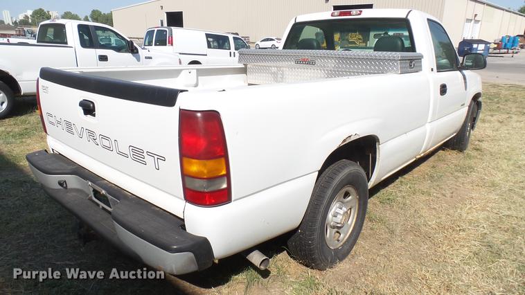 image for item DC1752 2002 Chevrolet Silverado 1500 pickup truck