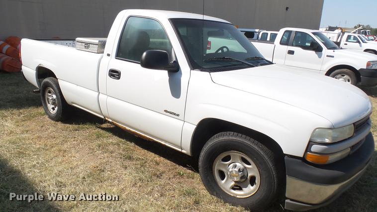 image for item DC1752 2002 Chevrolet Silverado 1500 pickup truck
