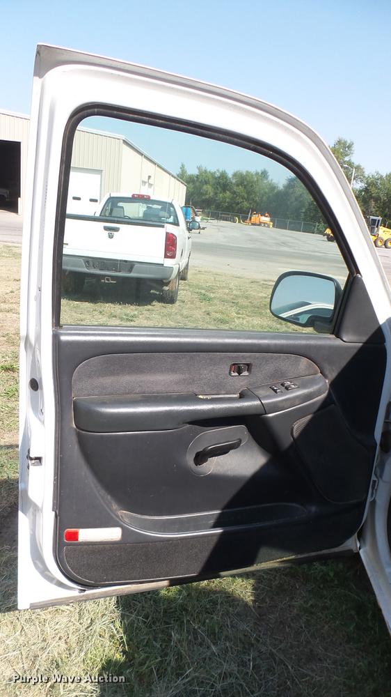 image for item DC1752 2002 Chevrolet Silverado 1500 pickup truck