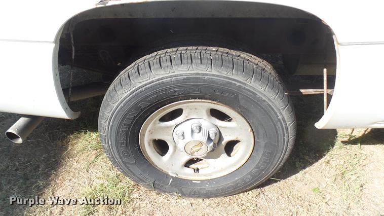 image for item DC1752 2002 Chevrolet Silverado 1500 pickup truck