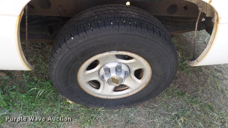 image for item DC1752 2002 Chevrolet Silverado 1500 pickup truck