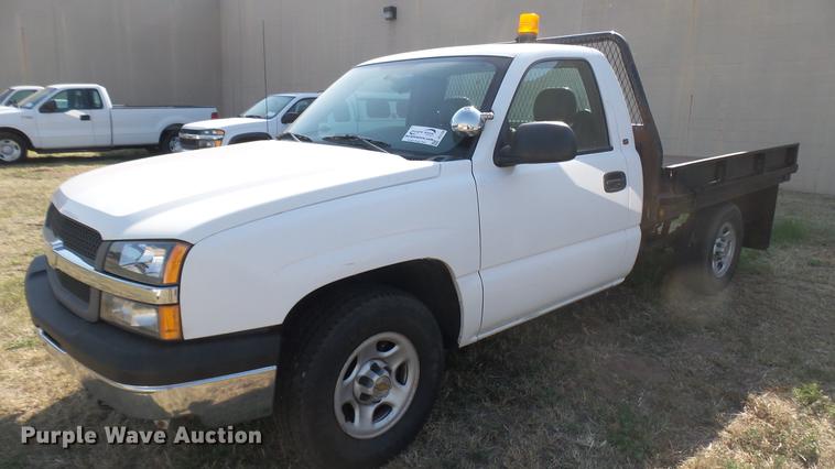 image for item DC1758 2004 Chevrolet Silverado 1500 flatbed pickup truck