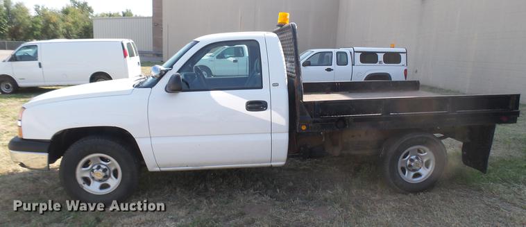 image for item DC1758 2004 Chevrolet Silverado 1500 flatbed pickup truck