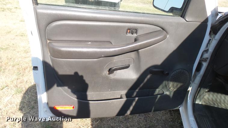 image for item DC1758 2004 Chevrolet Silverado 1500 flatbed pickup truck