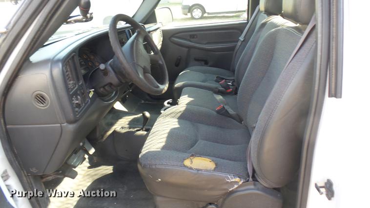 image for item DC1758 2004 Chevrolet Silverado 1500 flatbed pickup truck