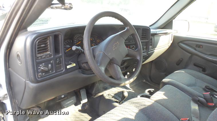 image for item DC1758 2004 Chevrolet Silverado 1500 flatbed pickup truck