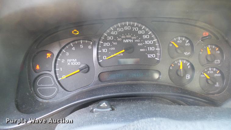 image for item DC1758 2004 Chevrolet Silverado 1500 flatbed pickup truck