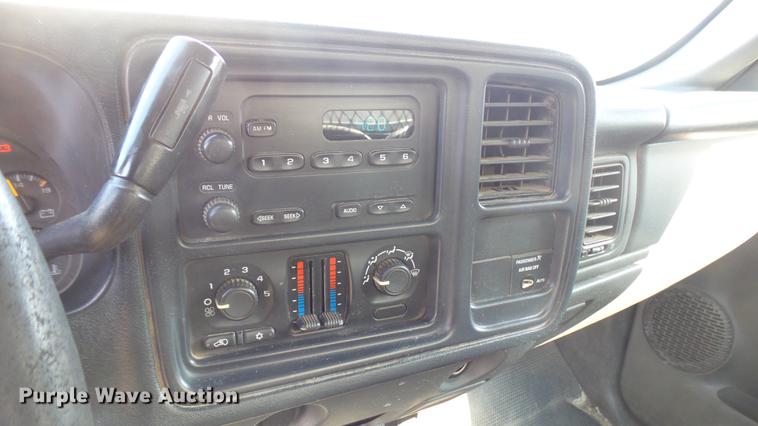 image for item DC1758 2004 Chevrolet Silverado 1500 flatbed pickup truck