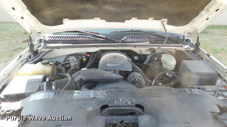 image for item DC1758 2004 Chevrolet Silverado 1500 flatbed pickup truck