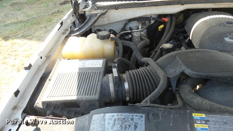 image for item DC1758 2004 Chevrolet Silverado 1500 flatbed pickup truck