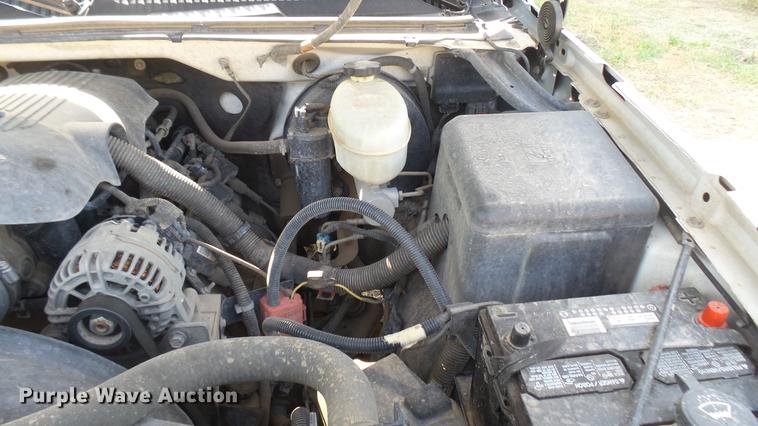 image for item DC1758 2004 Chevrolet Silverado 1500 flatbed pickup truck