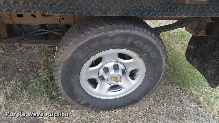 image for item DC1758 2004 Chevrolet Silverado 1500 flatbed pickup truck