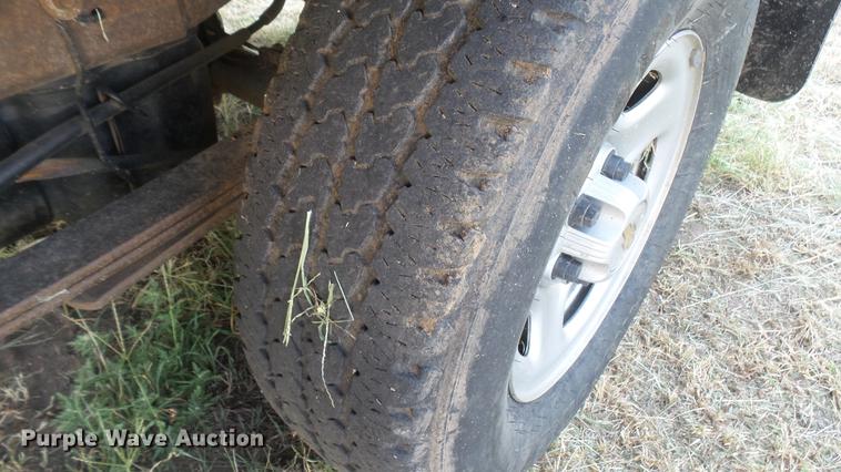 image for item DC1758 2004 Chevrolet Silverado 1500 flatbed pickup truck