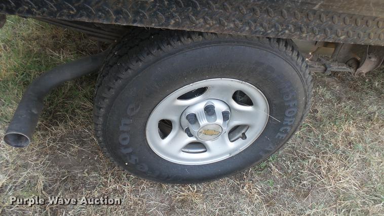 image for item DC1758 2004 Chevrolet Silverado 1500 flatbed pickup truck