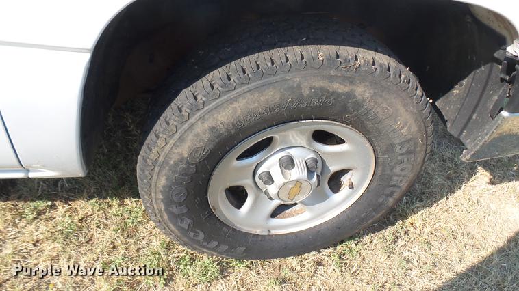 image for item DC1758 2004 Chevrolet Silverado 1500 flatbed pickup truck