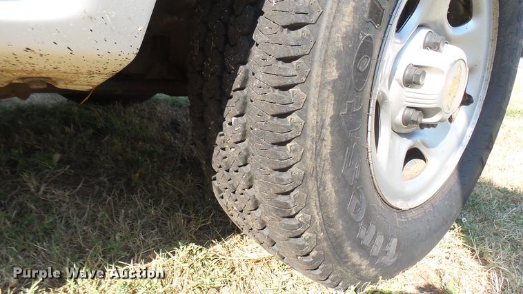 image for item DC1758 2004 Chevrolet Silverado 1500 flatbed pickup truck