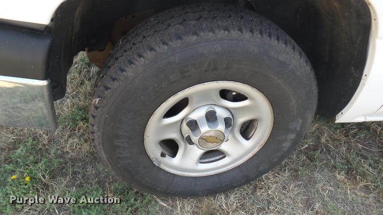 image for item DC1758 2004 Chevrolet Silverado 1500 flatbed pickup truck