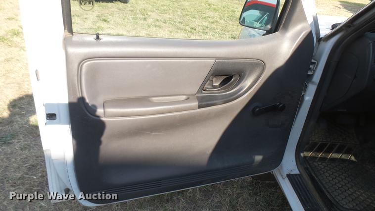 image for item DC1761 2002 Ford Ranger SuperCab pickup truck