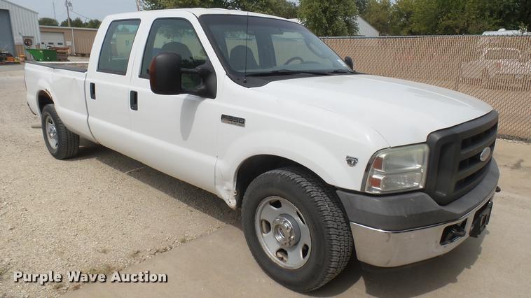 image for item DC1769 2005 Ford F350 Super Duty Crew Cab pickup truck