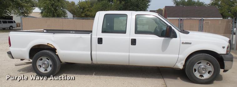 image for item DC1769 2005 Ford F350 Super Duty Crew Cab pickup truck