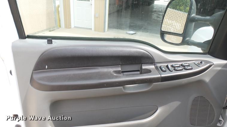 image for item DC1769 2005 Ford F350 Super Duty Crew Cab pickup truck