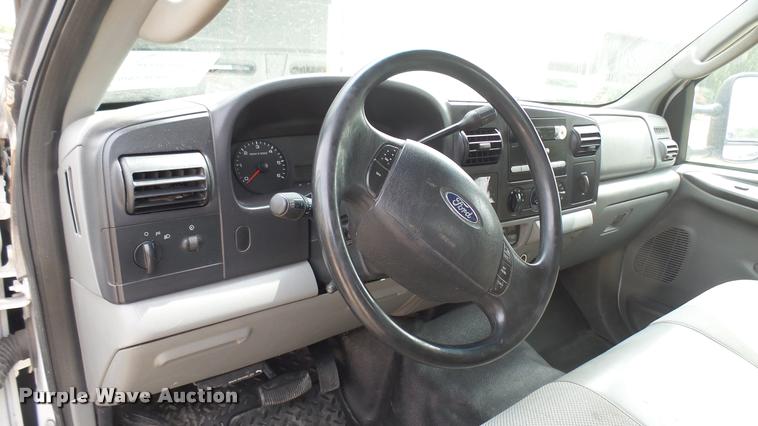 image for item DC1769 2005 Ford F350 Super Duty Crew Cab pickup truck