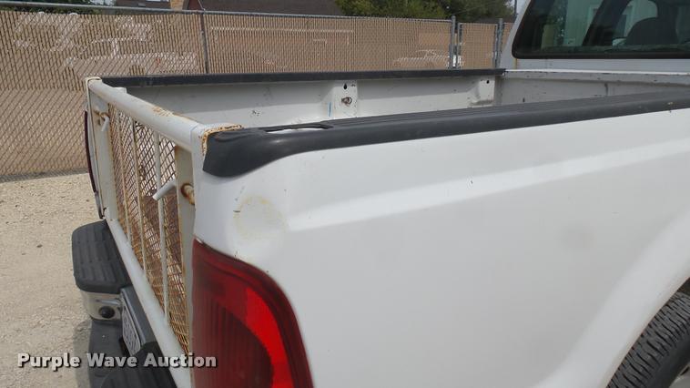 image for item DC1769 2005 Ford F350 Super Duty Crew Cab pickup truck