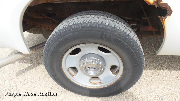 image for item DC1769 2005 Ford F350 Super Duty Crew Cab pickup truck