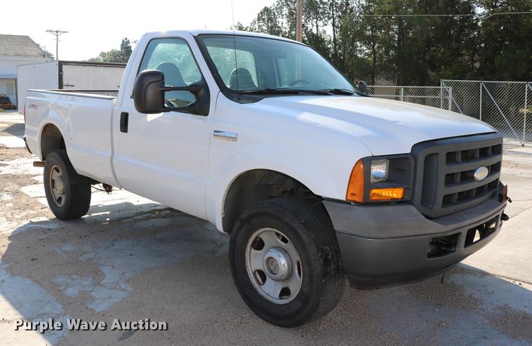 image for item DD0085 2005 Ford F350 Super Duty pickup truck