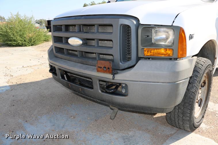 image for item DD0085 2005 Ford F350 Super Duty pickup truck
