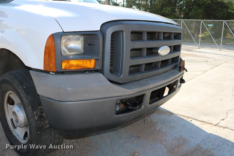 image for item DD0085 2005 Ford F350 Super Duty pickup truck