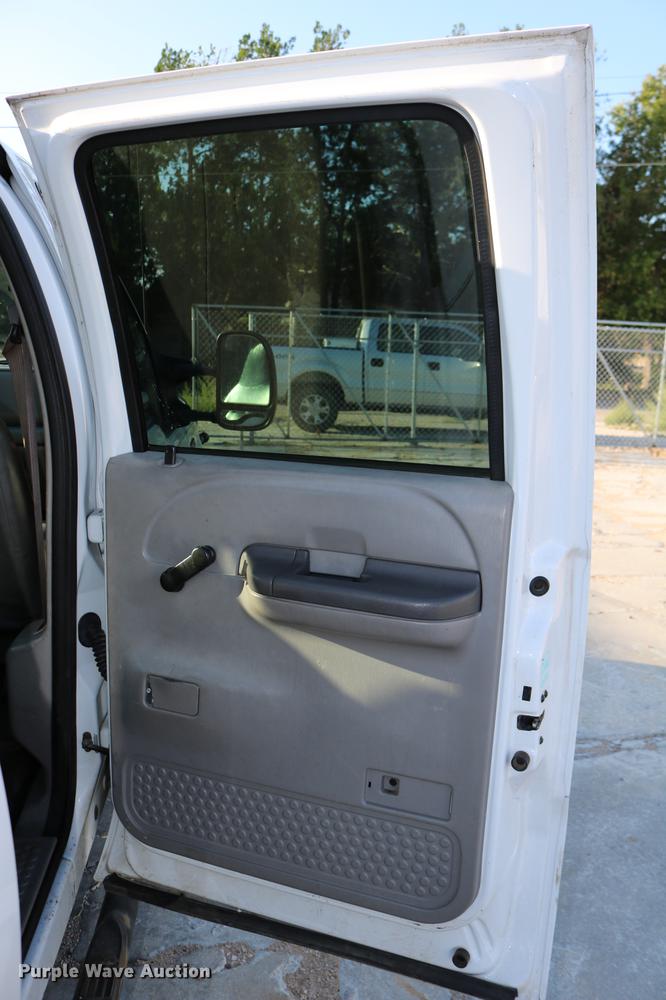 image for item DD0087 2001 Ford F250 Super Duty Crew Cab pickup truck