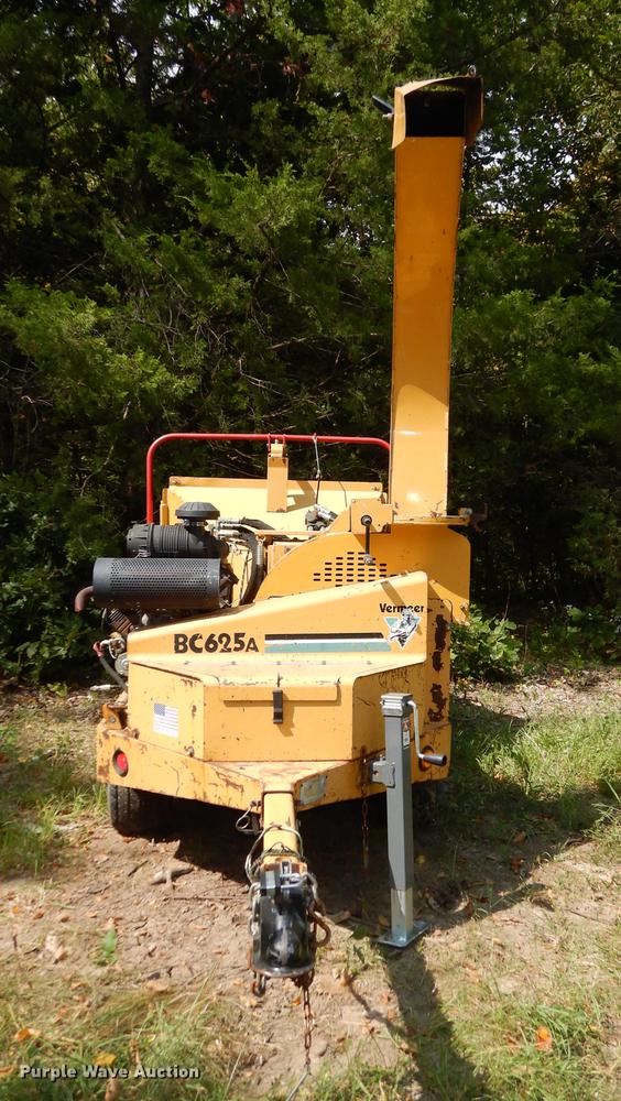 image for item DD0831 2003 Vermeer BC625A wood chipper
