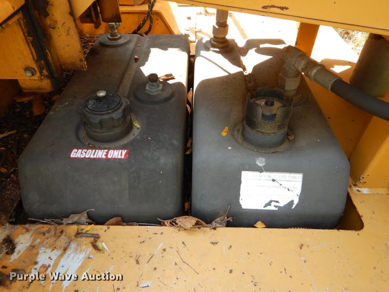 image for item DD0831 2003 Vermeer BC625A wood chipper