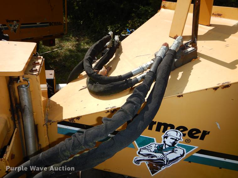 image for item DD0831 2003 Vermeer BC625A wood chipper