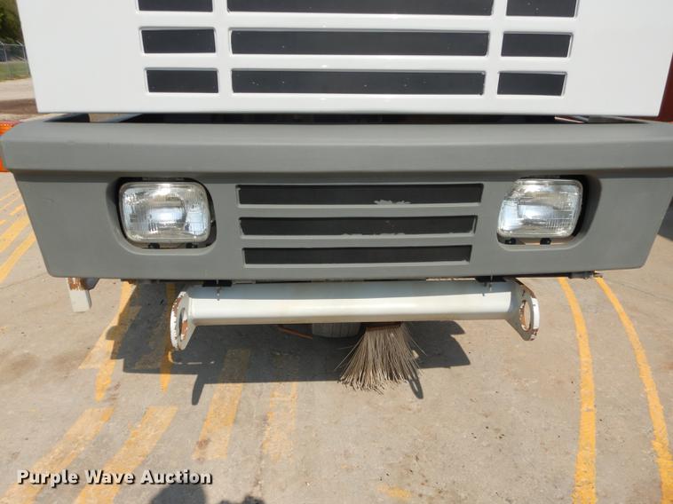 image for item DD0834 1997 Johnston 3000 street sweeper