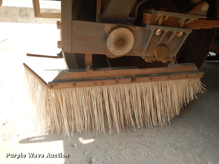 image for item DD0834 1997 Johnston 3000 street sweeper