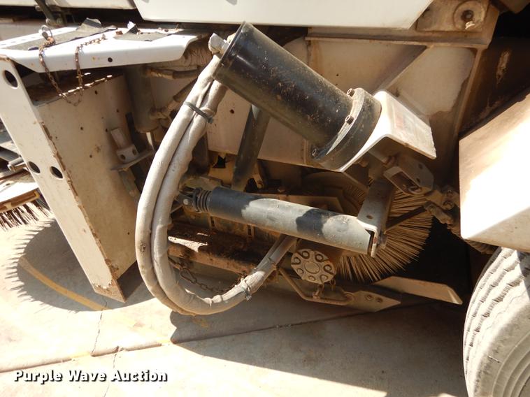 image for item DD0834 1997 Johnston 3000 street sweeper