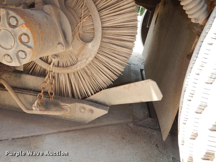 image for item DD0834 1997 Johnston 3000 street sweeper