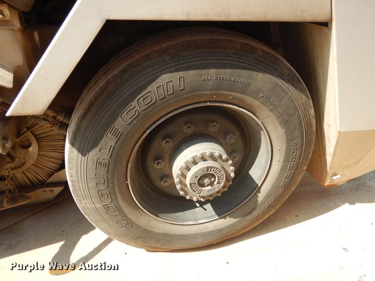 image for item DD0834 1997 Johnston 3000 street sweeper