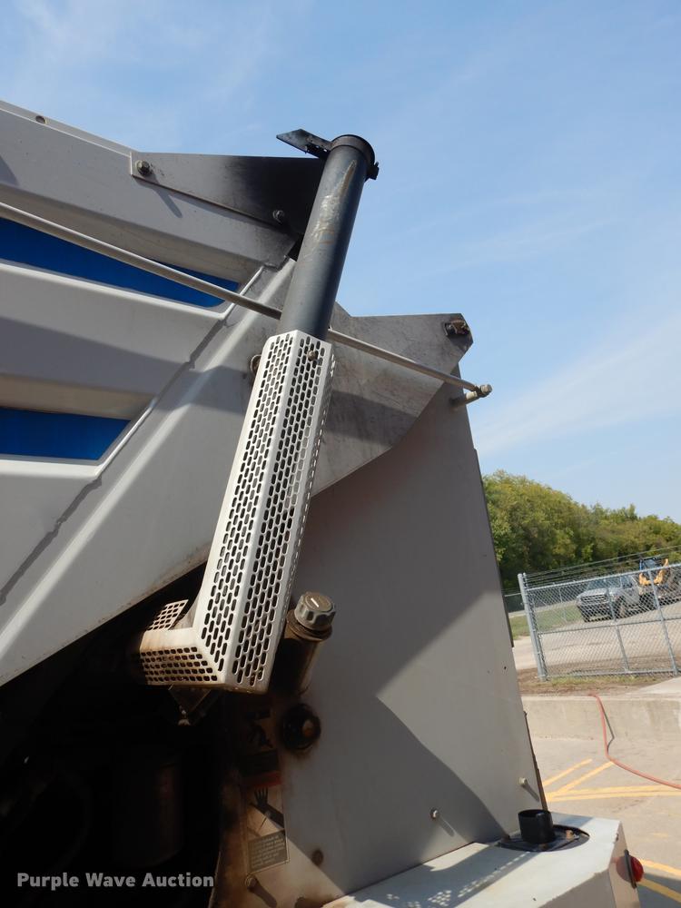 image for item DD0834 1997 Johnston 3000 street sweeper