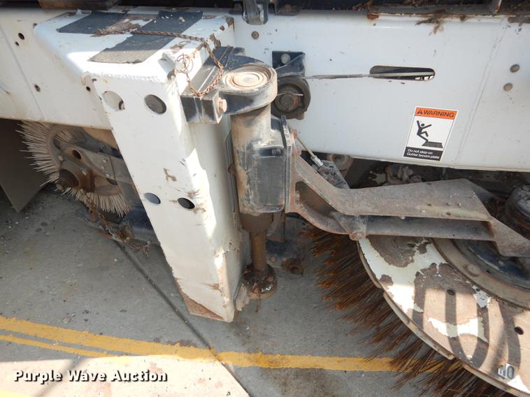 image for item DD0834 1997 Johnston 3000 street sweeper