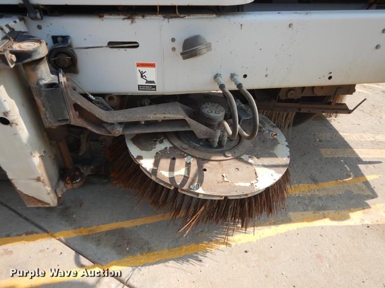 image for item DD0834 1997 Johnston 3000 street sweeper