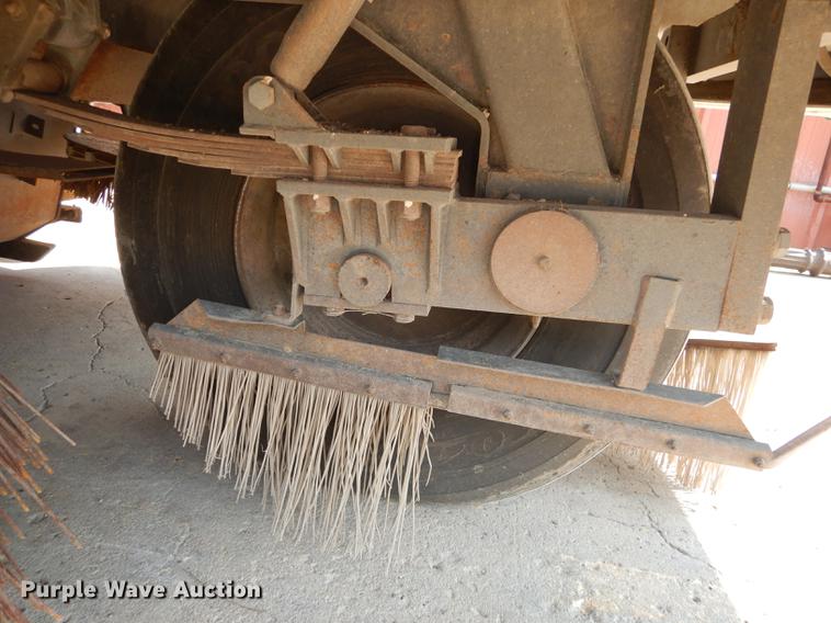 image for item DD0834 1997 Johnston 3000 street sweeper