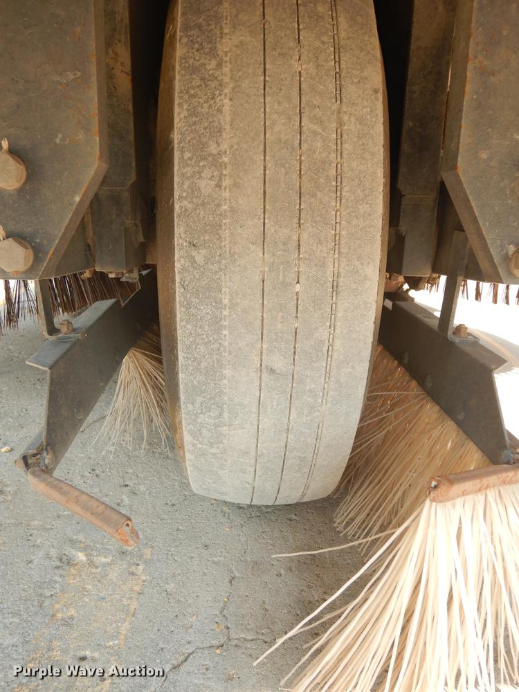 image for item DD0834 1997 Johnston 3000 street sweeper