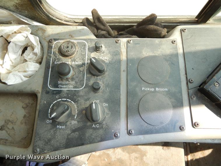 image for item DD0834 1997 Johnston 3000 street sweeper