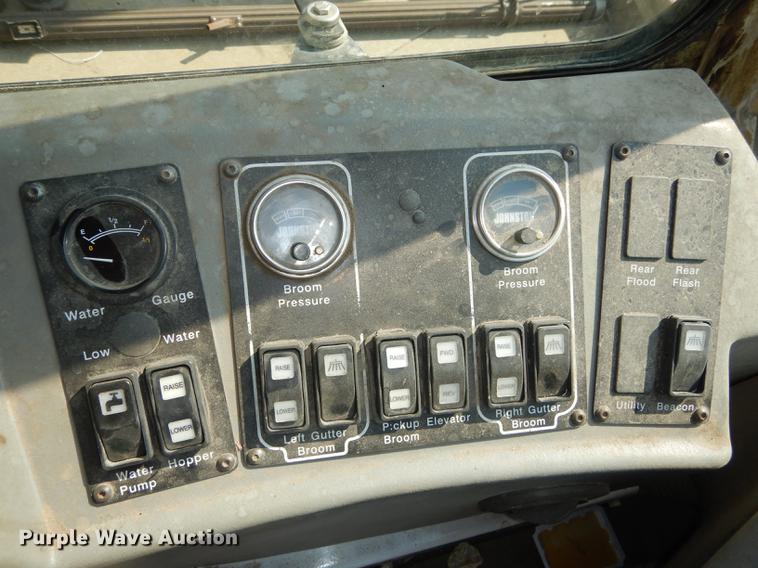 image for item DD0834 1997 Johnston 3000 street sweeper